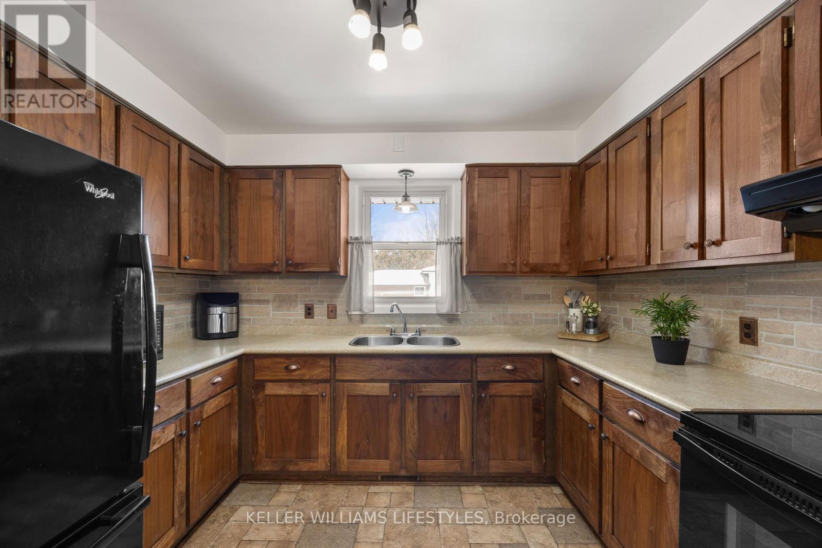 8 East Williams Street, North Middlesex (Nairn), ON - Indoor Photo Showing Kitchen With Double Sink