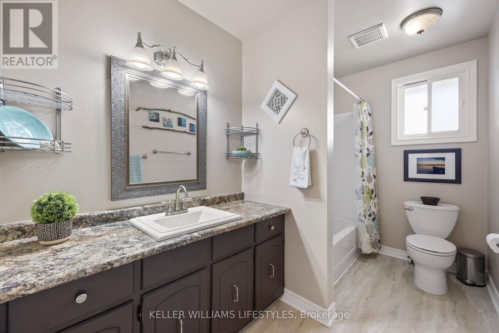 8 East Williams Street, North Middlesex (Nairn), ON - Indoor Photo Showing Bathroom