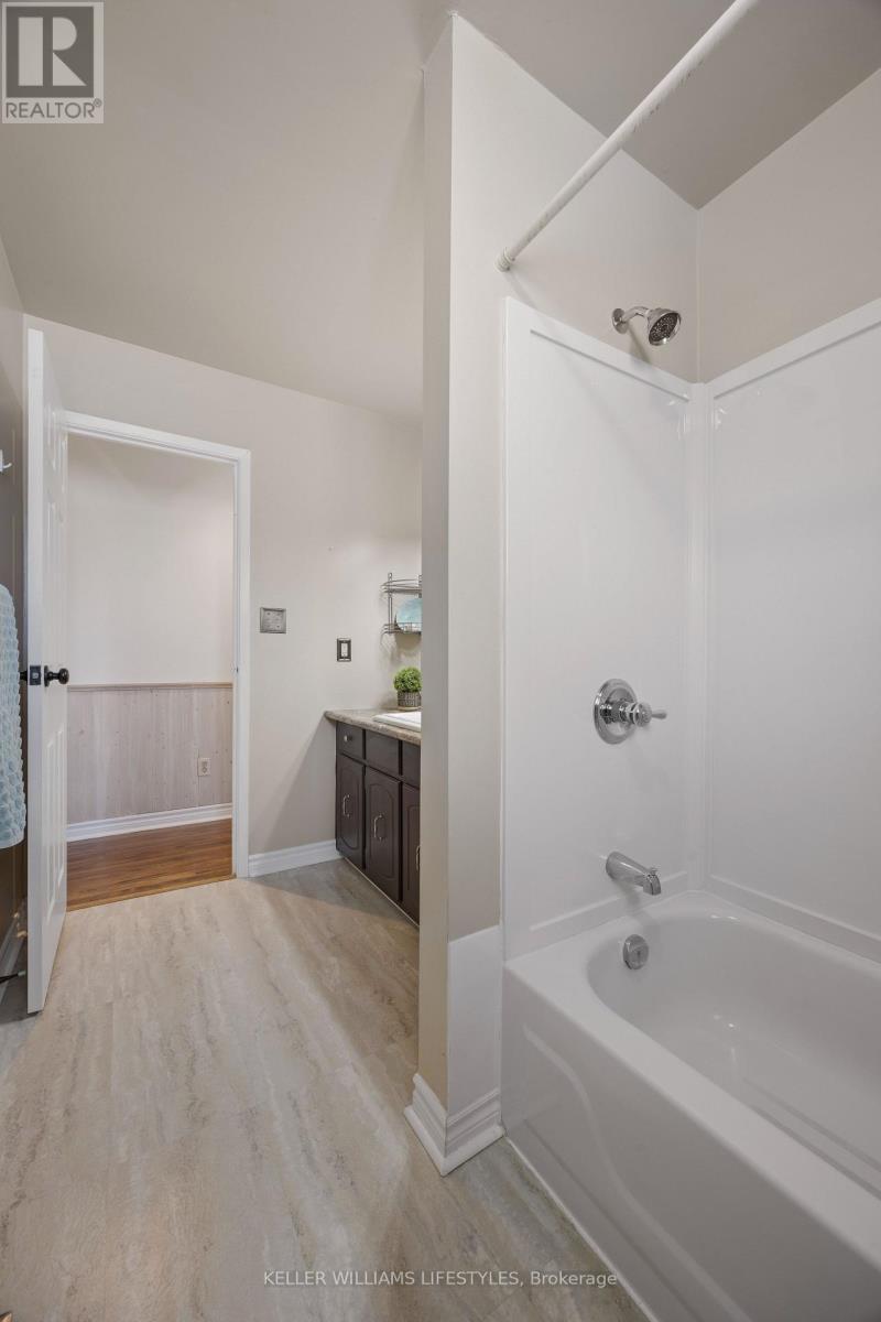 8 East Williams Street, North Middlesex (Nairn), ON - Indoor Photo Showing Bathroom