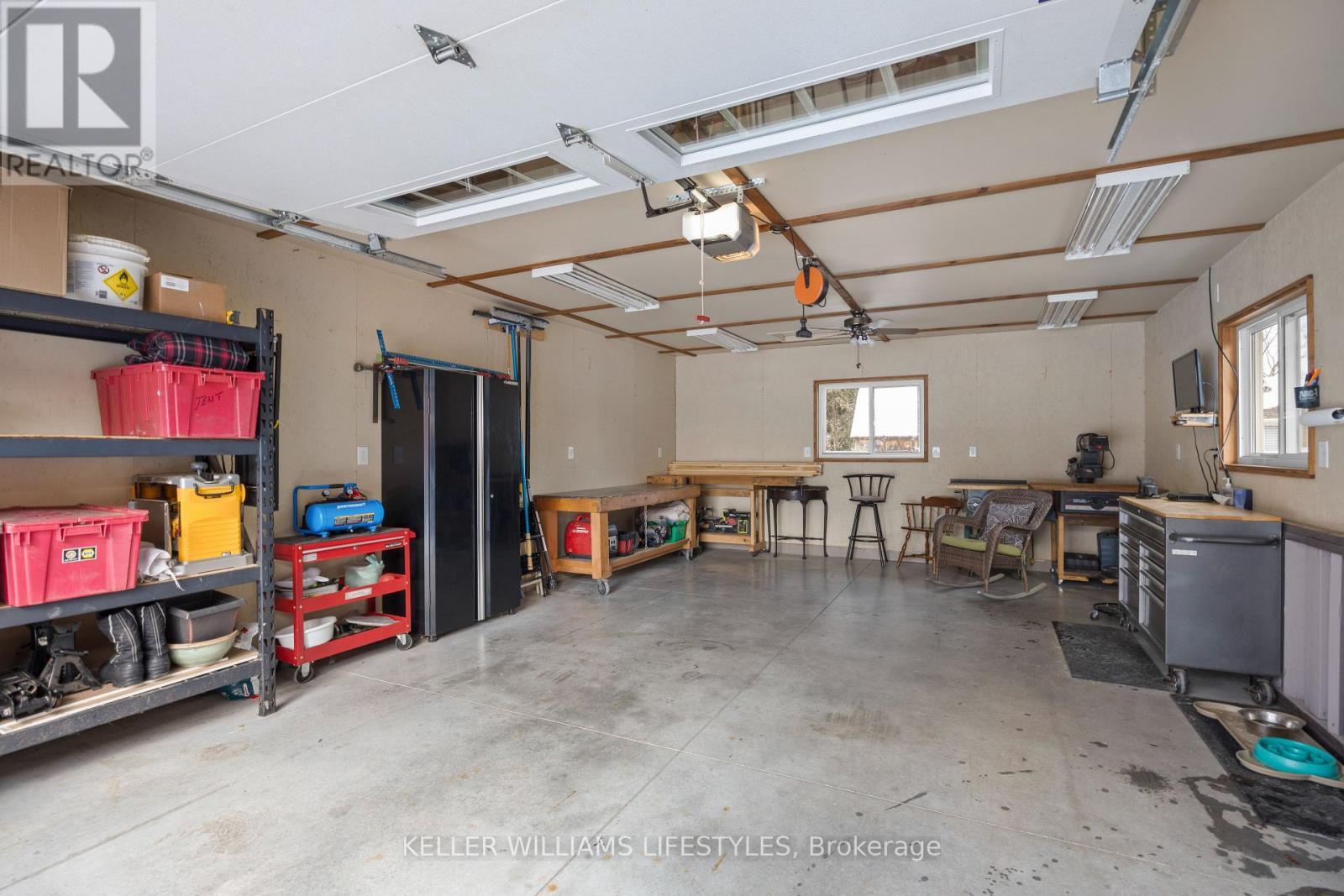 8 East Williams Street, North Middlesex (Nairn), ON - Indoor Photo Showing Garage