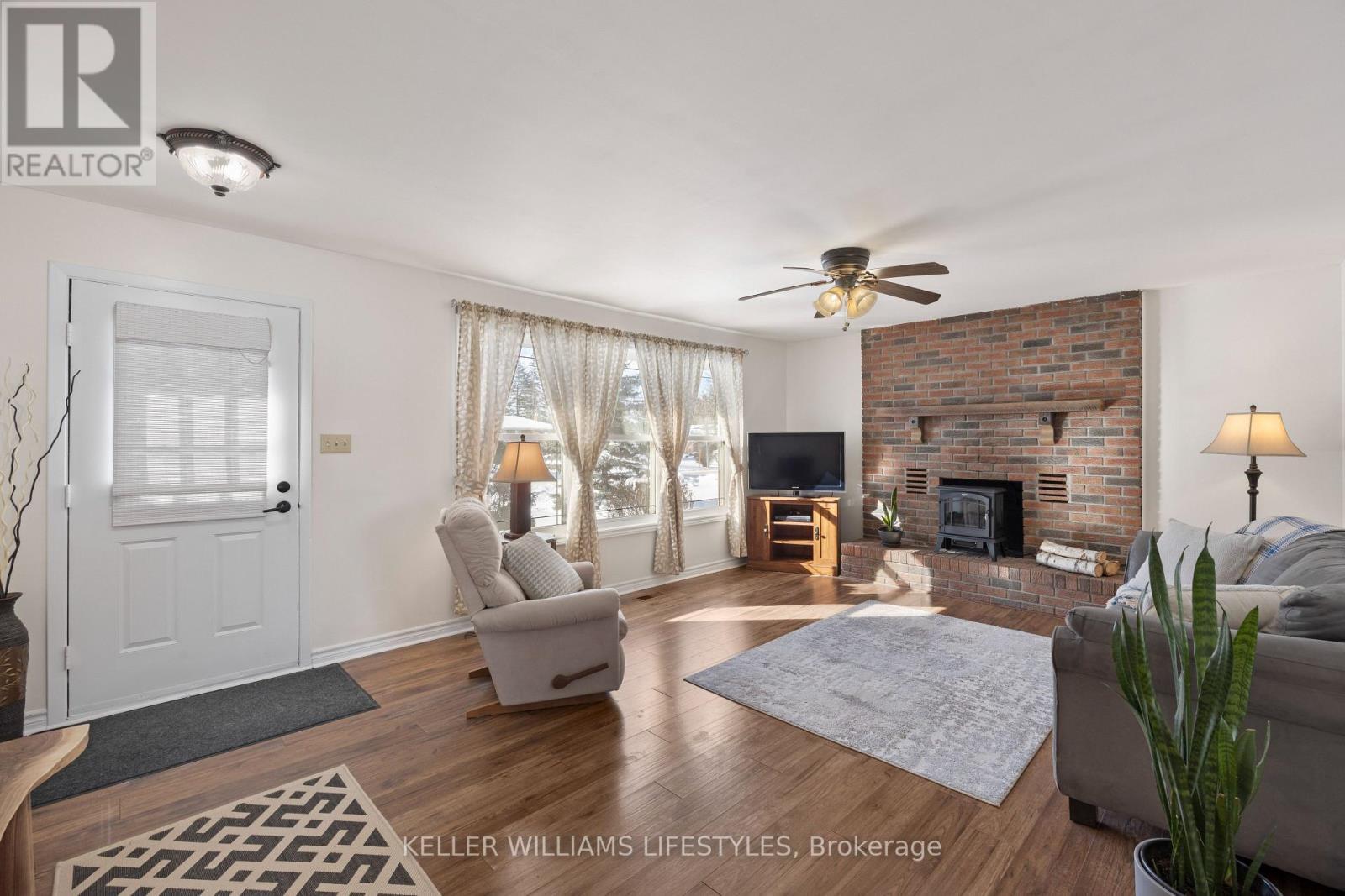 8 East Williams Street, North Middlesex (Nairn), ON - Indoor Photo Showing Living Room With Fireplace