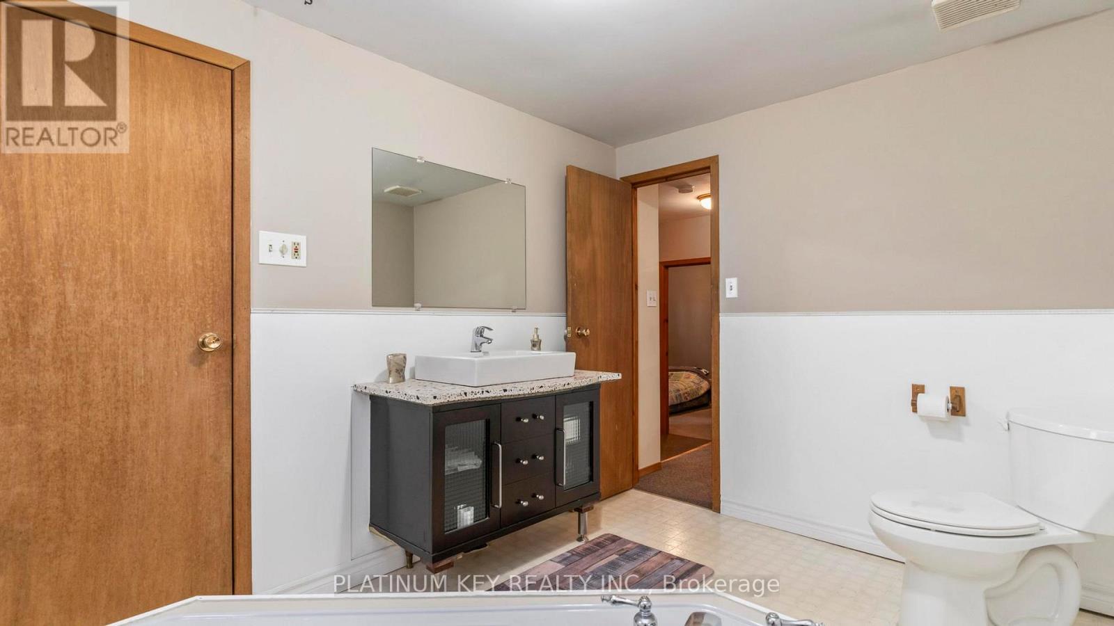 41 Queen Street, Strathroy-Caradoc (Se), ON - Indoor Photo Showing Bathroom
