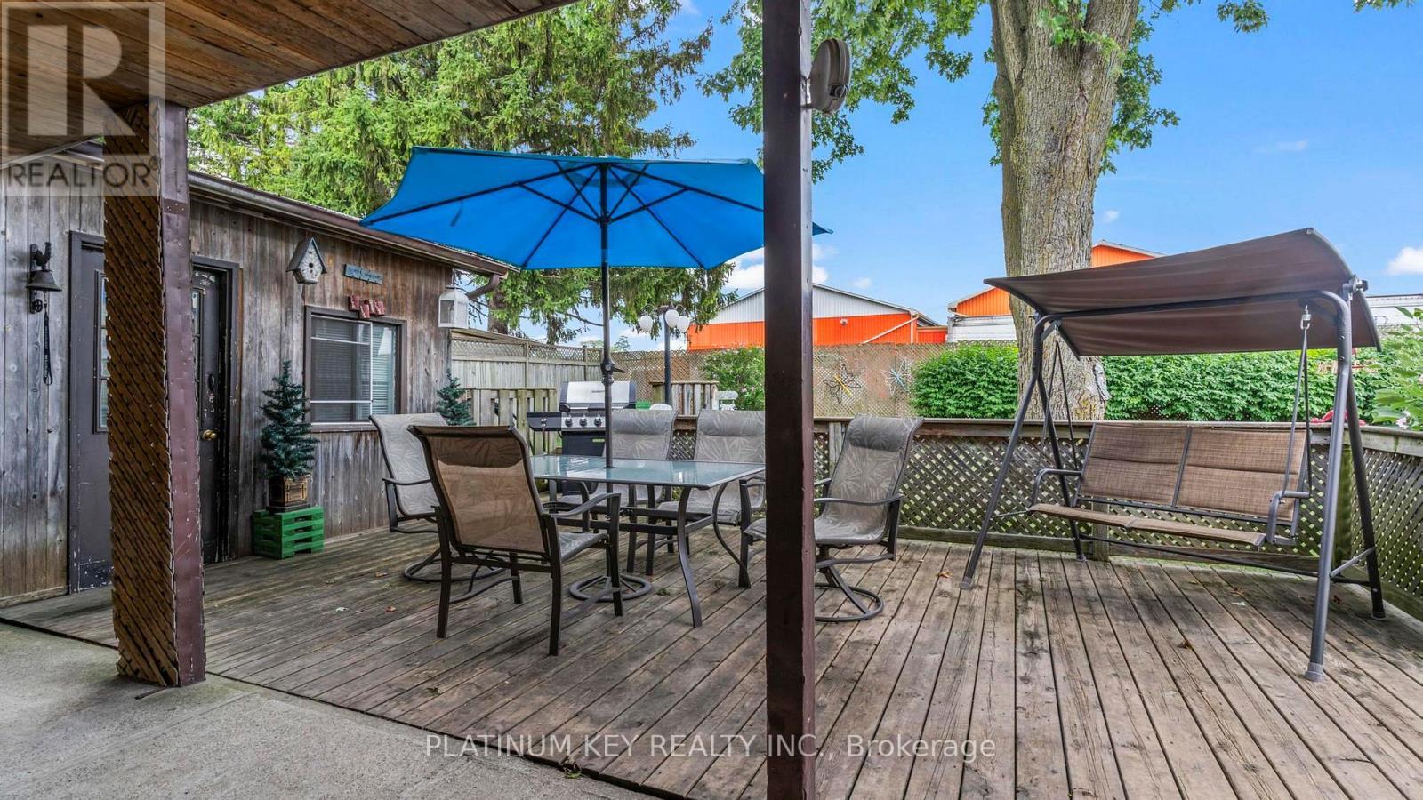 41 Queen Street, Strathroy-Caradoc (Se), ON - Outdoor With Deck Patio Veranda