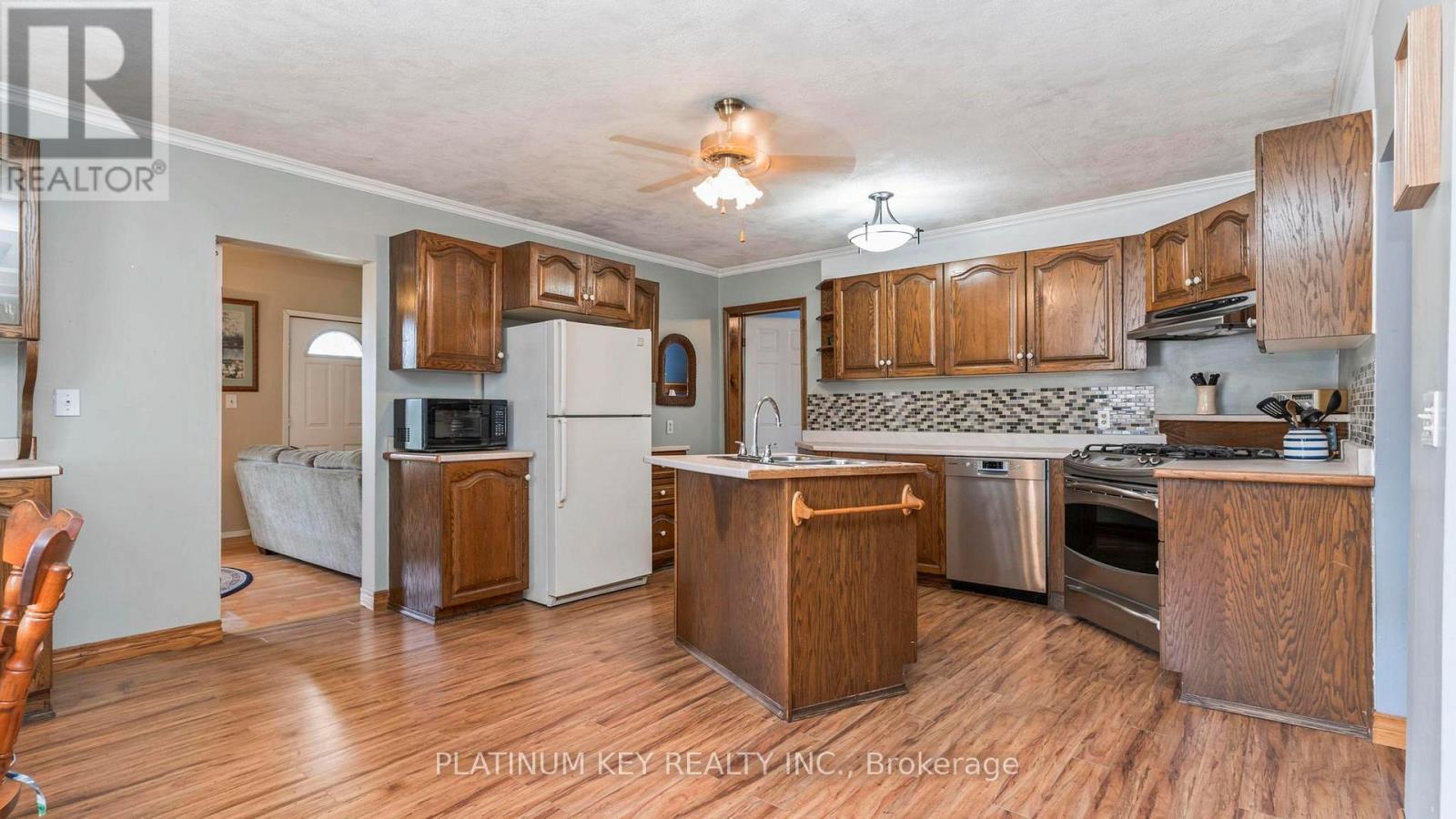 41 Queen Street, Strathroy-Caradoc (Se), ON - Indoor Photo Showing Kitchen