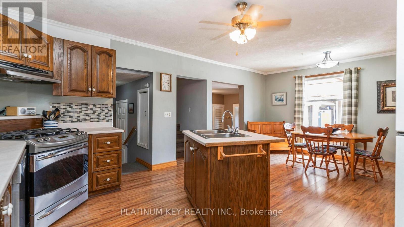 41 Queen Street, Strathroy-Caradoc (Se), ON - Indoor Photo Showing Kitchen With Double Sink