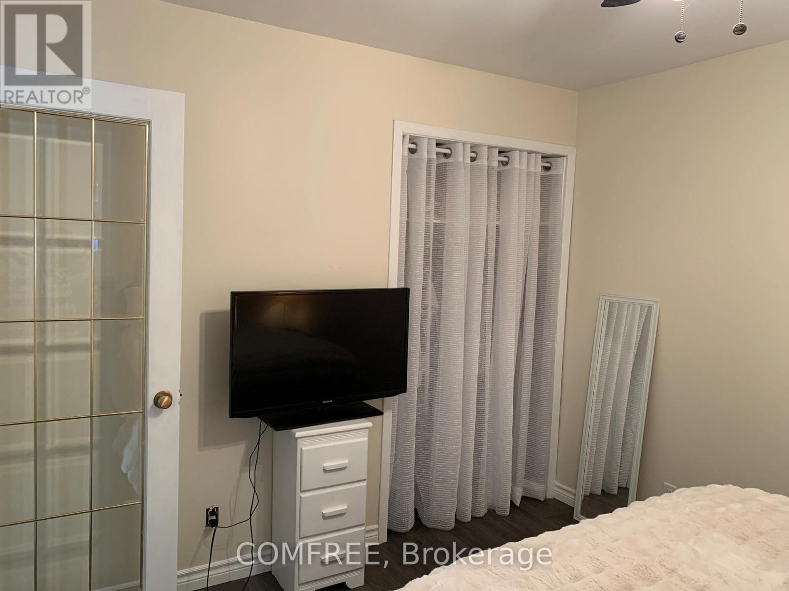 39 Lake Street, South Algonquin, ON - Indoor Photo Showing Bedroom
