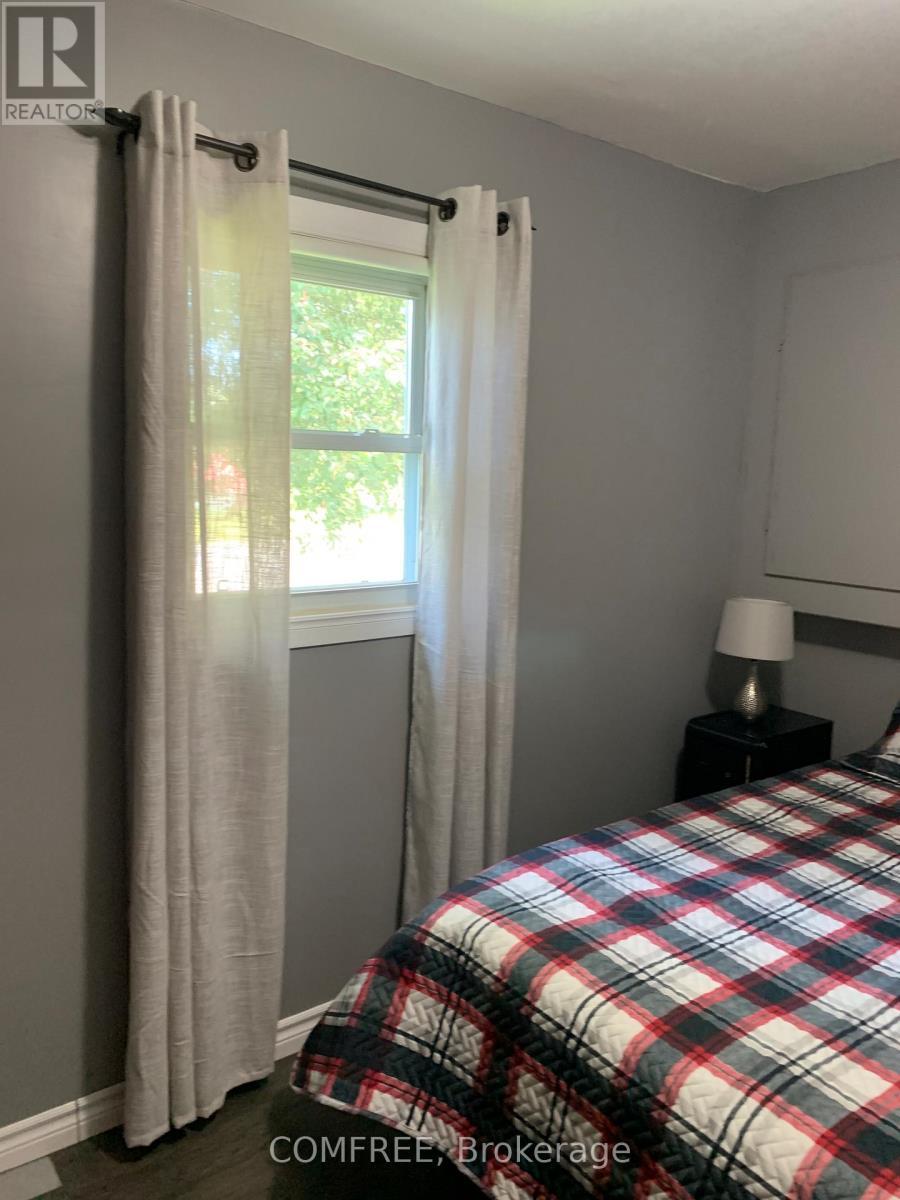 39 Lake Street, South Algonquin, ON - Indoor Photo Showing Bedroom