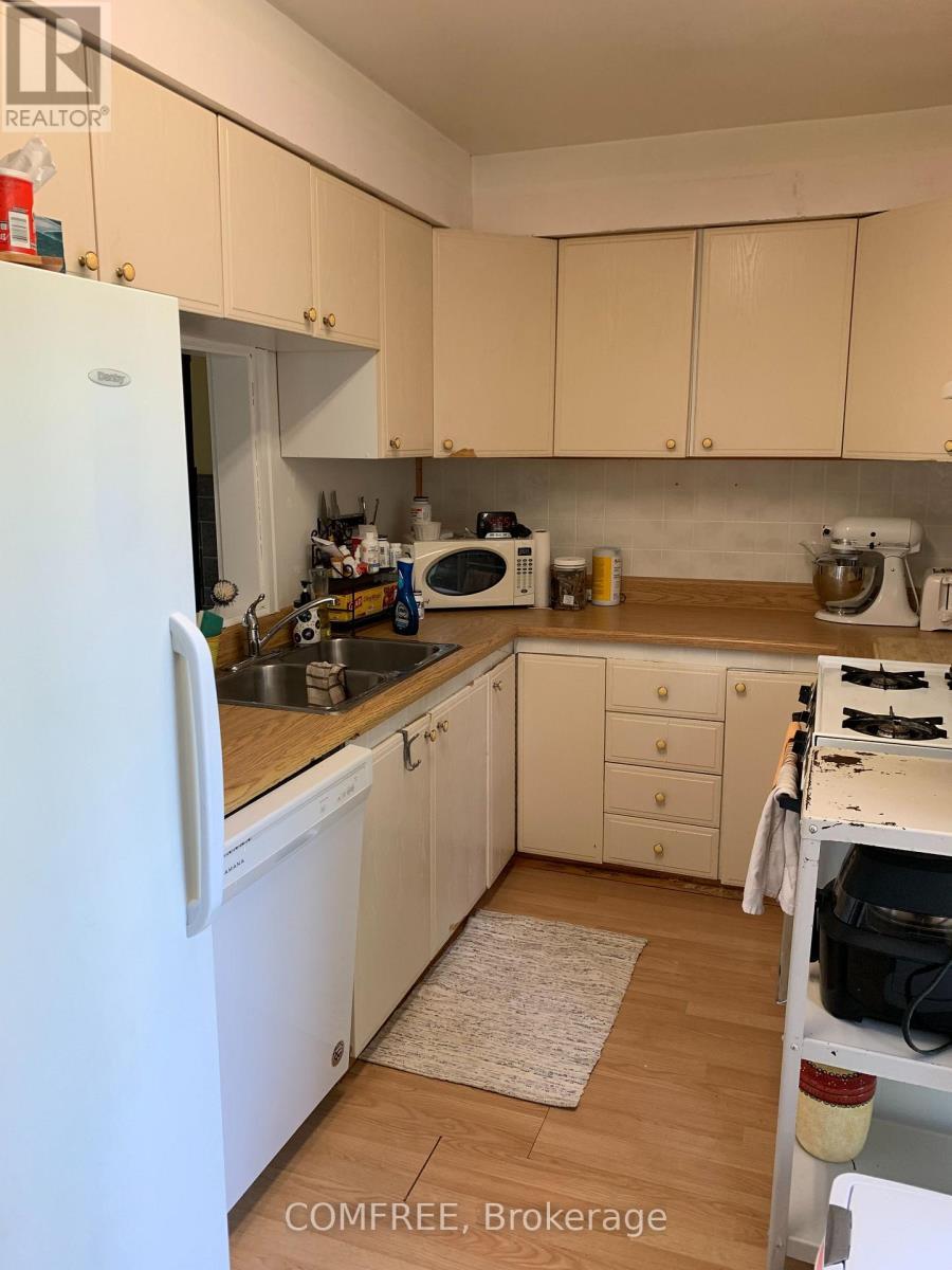 39 Lake Street, South Algonquin, ON - Indoor Photo Showing Kitchen With Double Sink