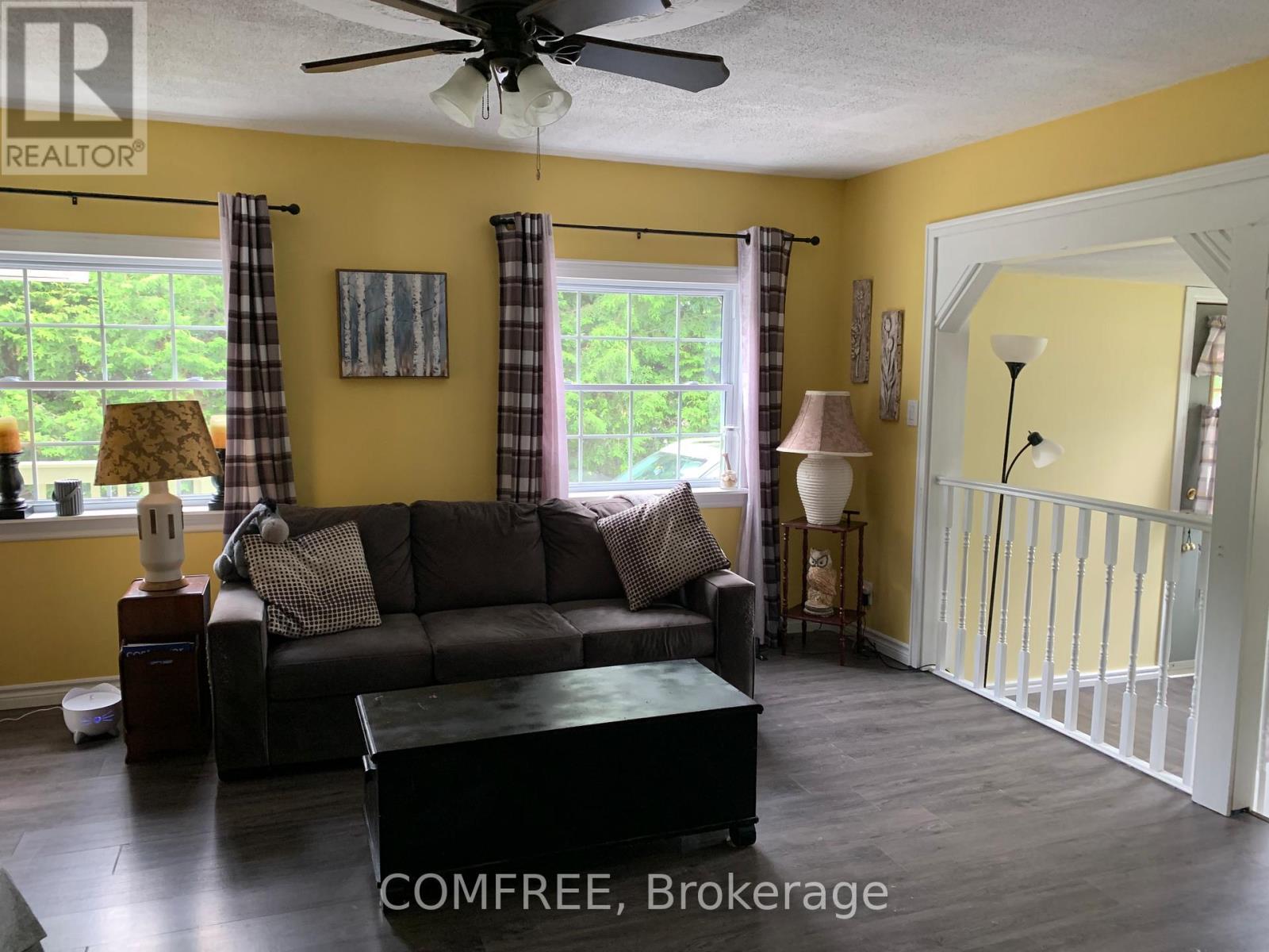 39 Lake Street, South Algonquin, ON - Indoor Photo Showing Living Room