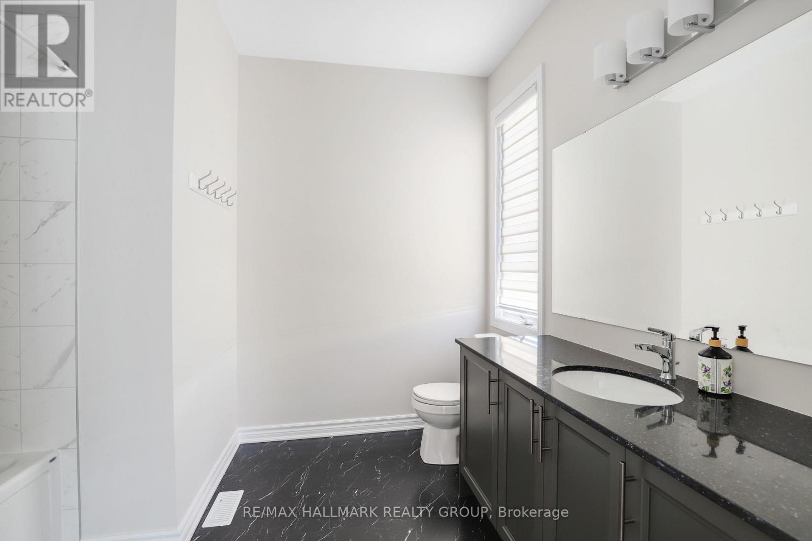 En-suite bath - 258 Sapling Grove, Ottawa, ON - Indoor Photo Showing Bathroom