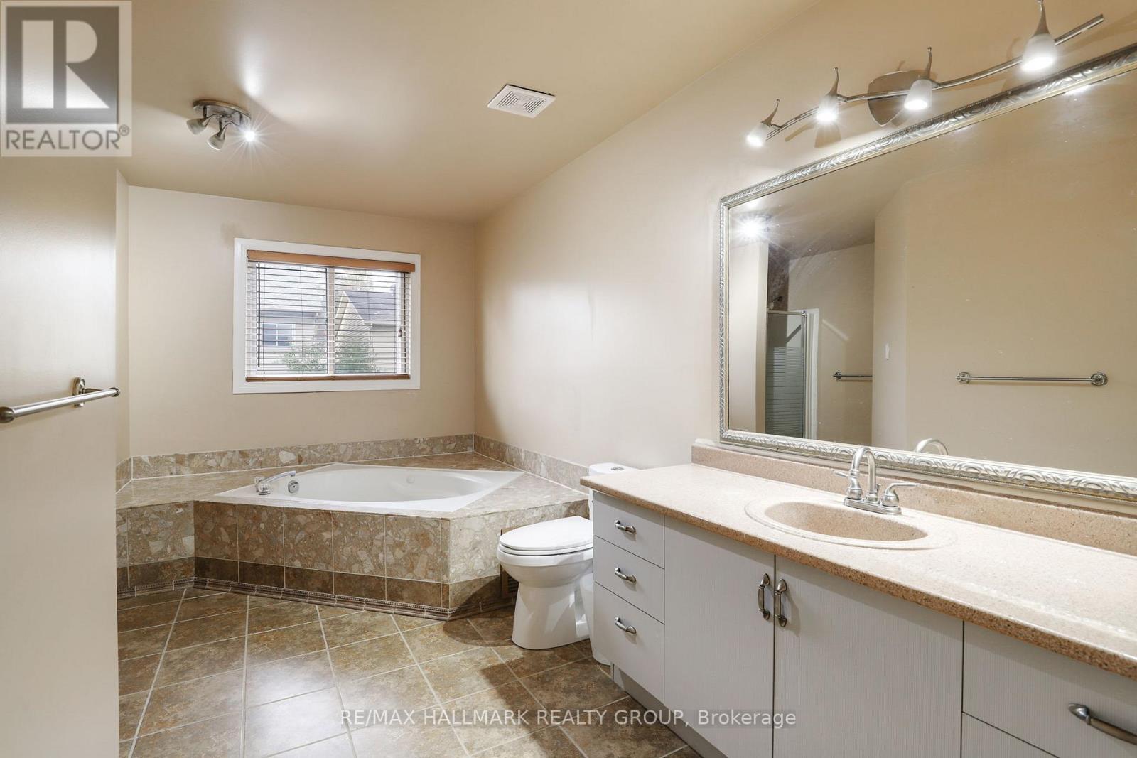 Ensuite bath - 6 Robina Avenue, Ottawa, ON - Indoor Photo Showing Bathroom