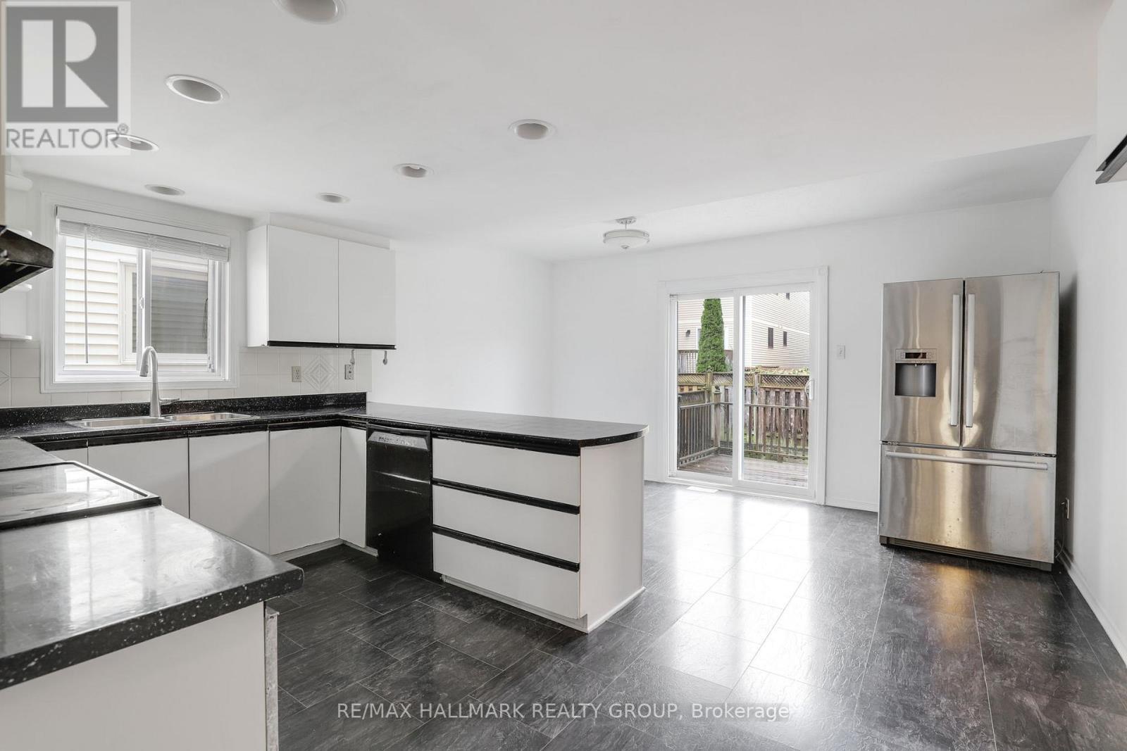 6 Robina Avenue, Ottawa, ON - Indoor Photo Showing Kitchen