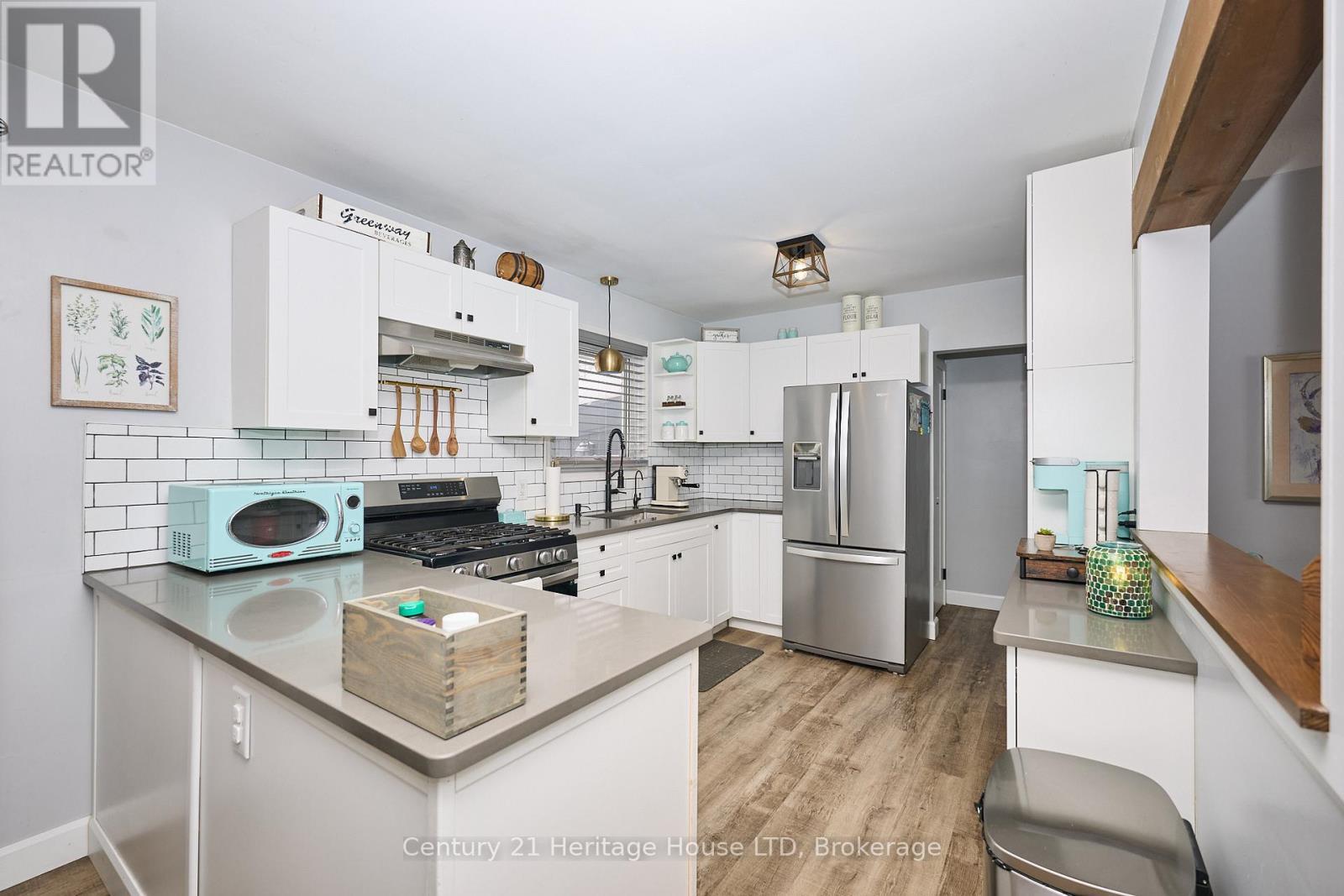 kitchen w/ stainless steel appliances/gas-stove - 8845 Banting Avenue, Niagara Falls (Chippawa), ON - Indoor Photo Showing Kitchen