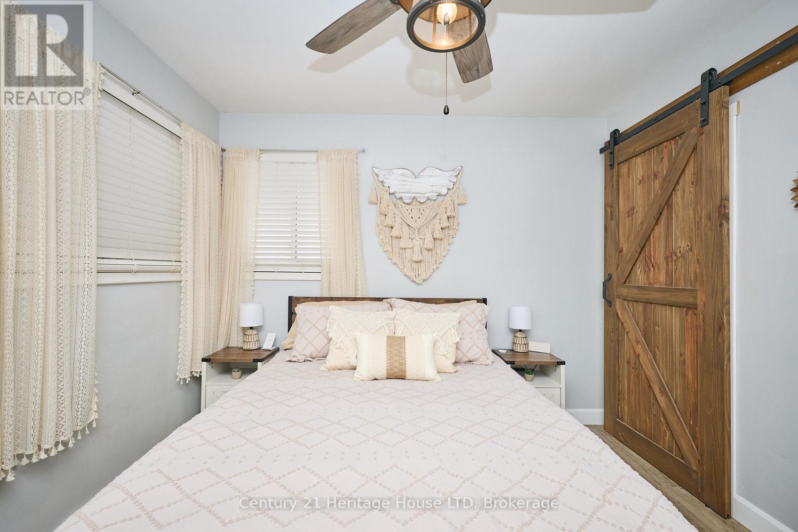 main floor master - 8845 Banting Avenue, Niagara Falls (Chippawa), ON - Indoor Photo Showing Bedroom