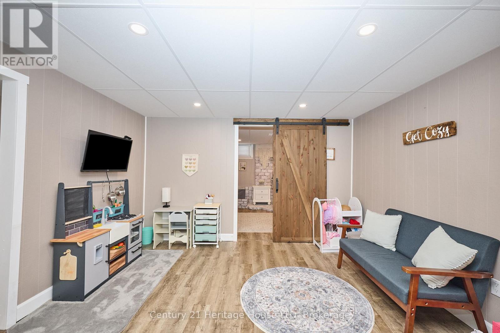 rec-room and dressing room in distance - 8845 Banting Avenue, Niagara Falls (Chippawa), ON - Indoor