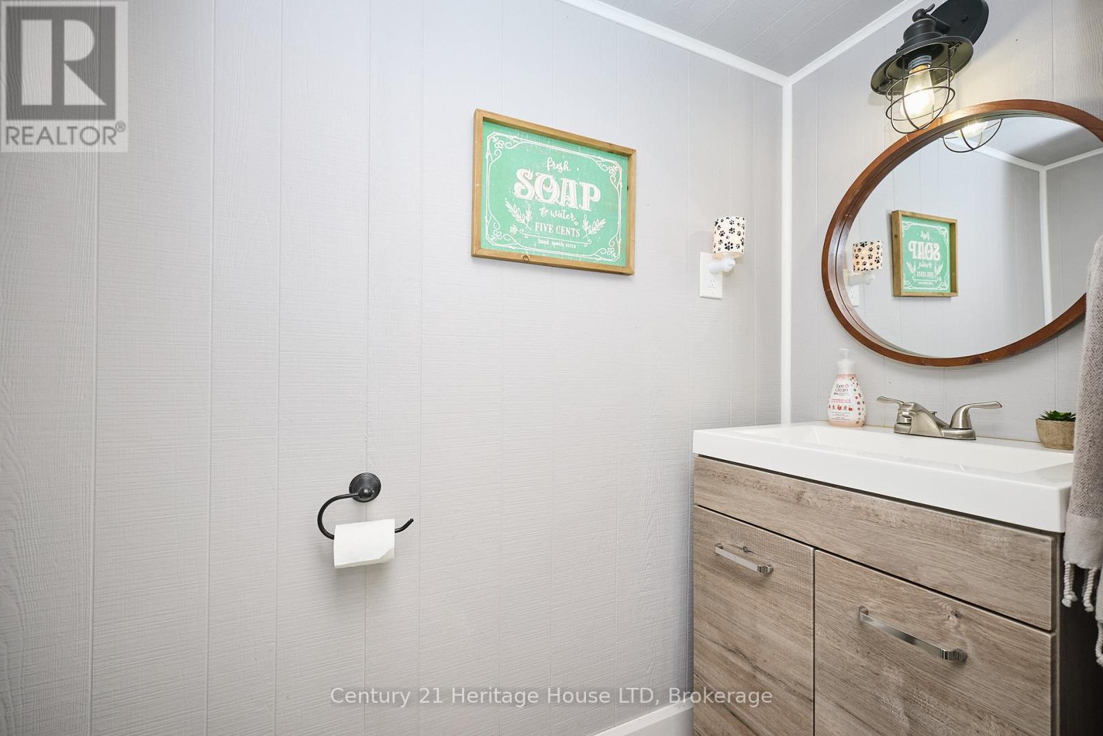 2-piece bathroom - 8845 Banting Avenue, Niagara Falls (Chippawa), ON - Indoor Photo Showing Bathroom