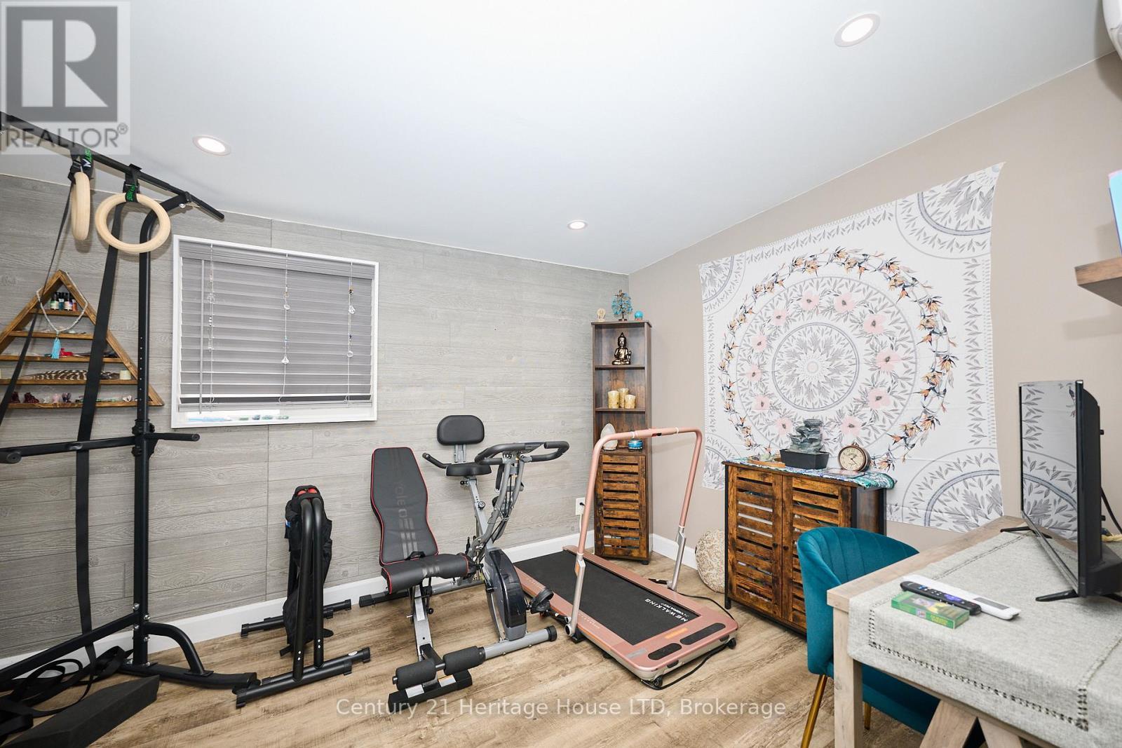 bonus office ideal for home base business - 8845 Banting Avenue, Niagara Falls (Chippawa), ON - Indoor Photo Showing Office