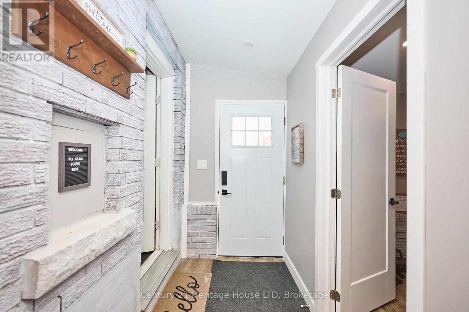 Seprate entrance to bonus office - 8845 Banting Avenue, Niagara Falls (Chippawa), ON - Indoor Photo Showing Other Room