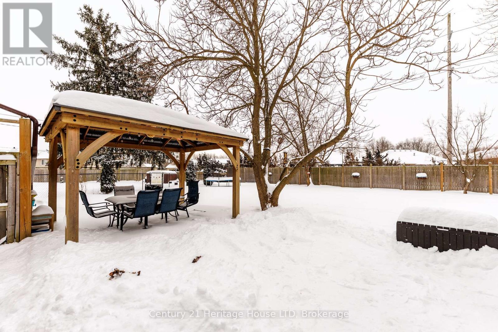 deck and patio area under gazebo - 8845 Banting Avenue, Niagara Falls (Chippawa), ON - Outdoor