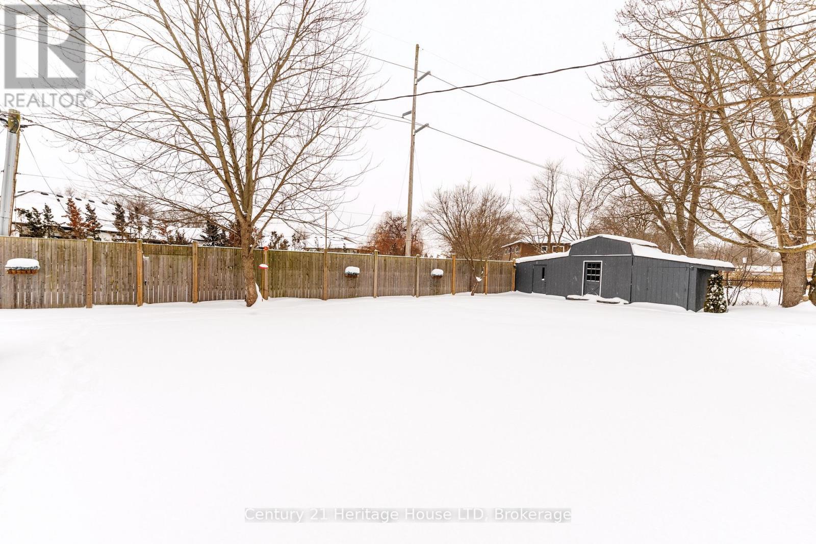 large partially fenced rear yard - 8845 Banting Avenue, Niagara Falls (Chippawa), ON - Outdoor