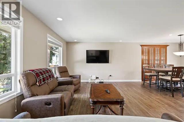 759 Mcclure Road, Kelowna, BC - Indoor Photo Showing Living Room