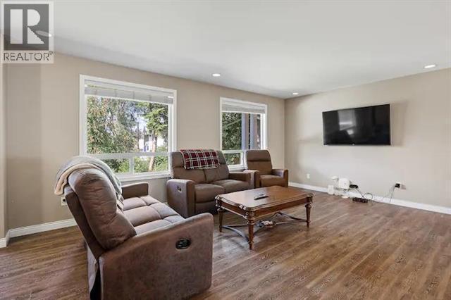 759 Mcclure Road, Kelowna, BC - Indoor Photo Showing Living Room