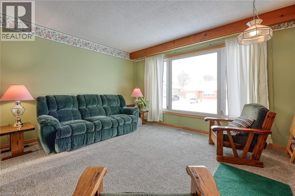 249 Macdonald Drive, Woodstock, ON - Indoor Photo Showing Living Room