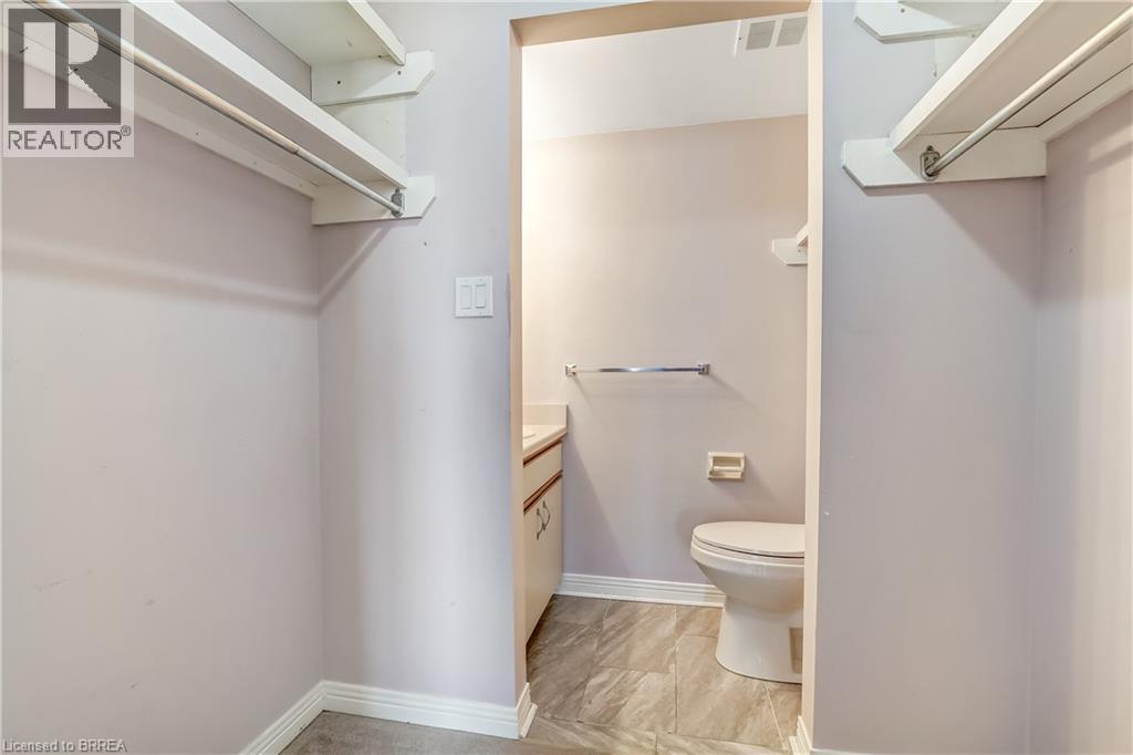 Walk-in closet. - 88 Tollgate Road Unit# 402, Brantford, ON - Indoor Photo Showing Bathroom