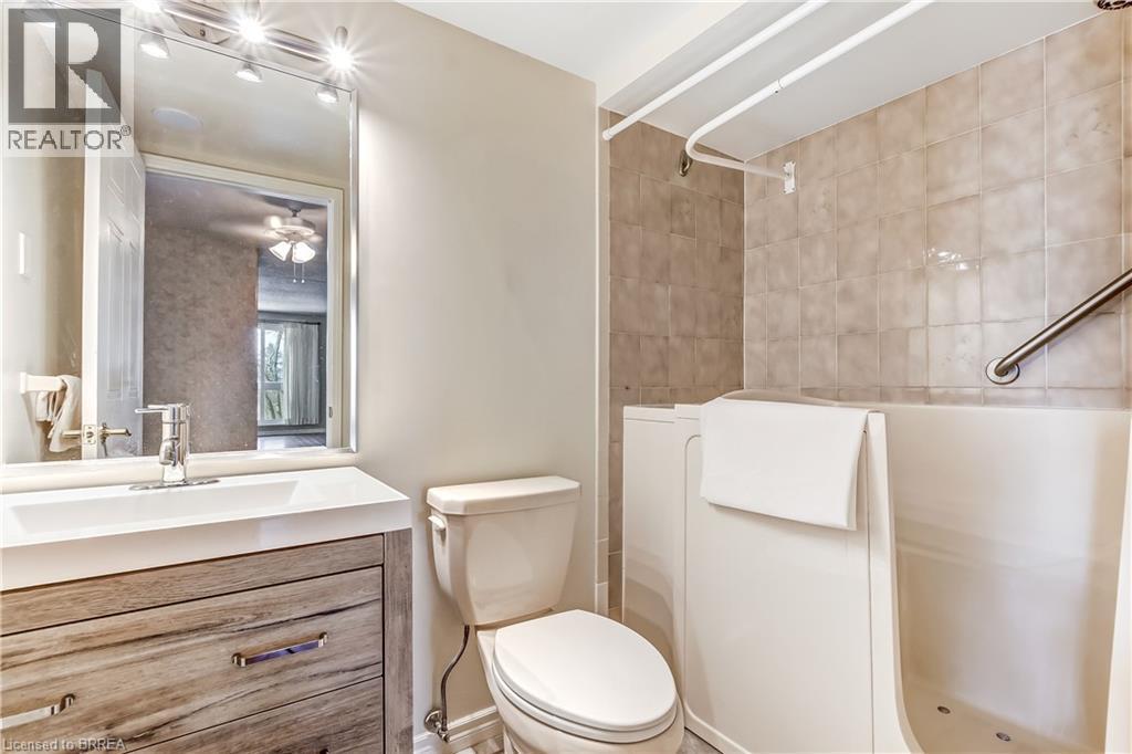 4-piece main bath. - 88 Tollgate Road Unit# 402, Brantford, ON - Indoor Photo Showing Bathroom