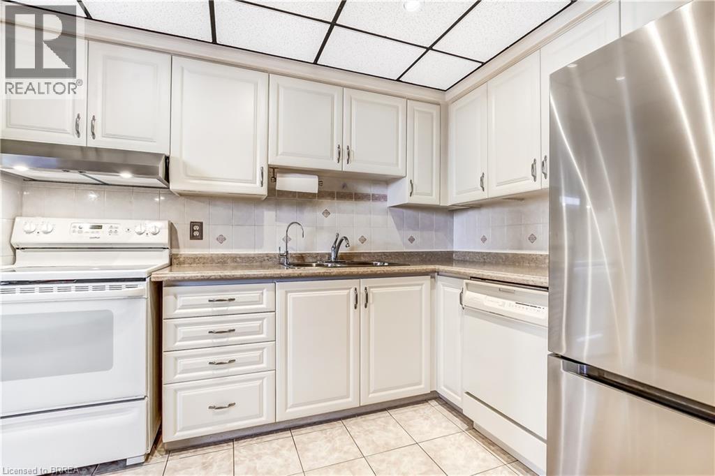 88 Tollgate Road Unit# 402, Brantford, ON - Indoor Photo Showing Kitchen