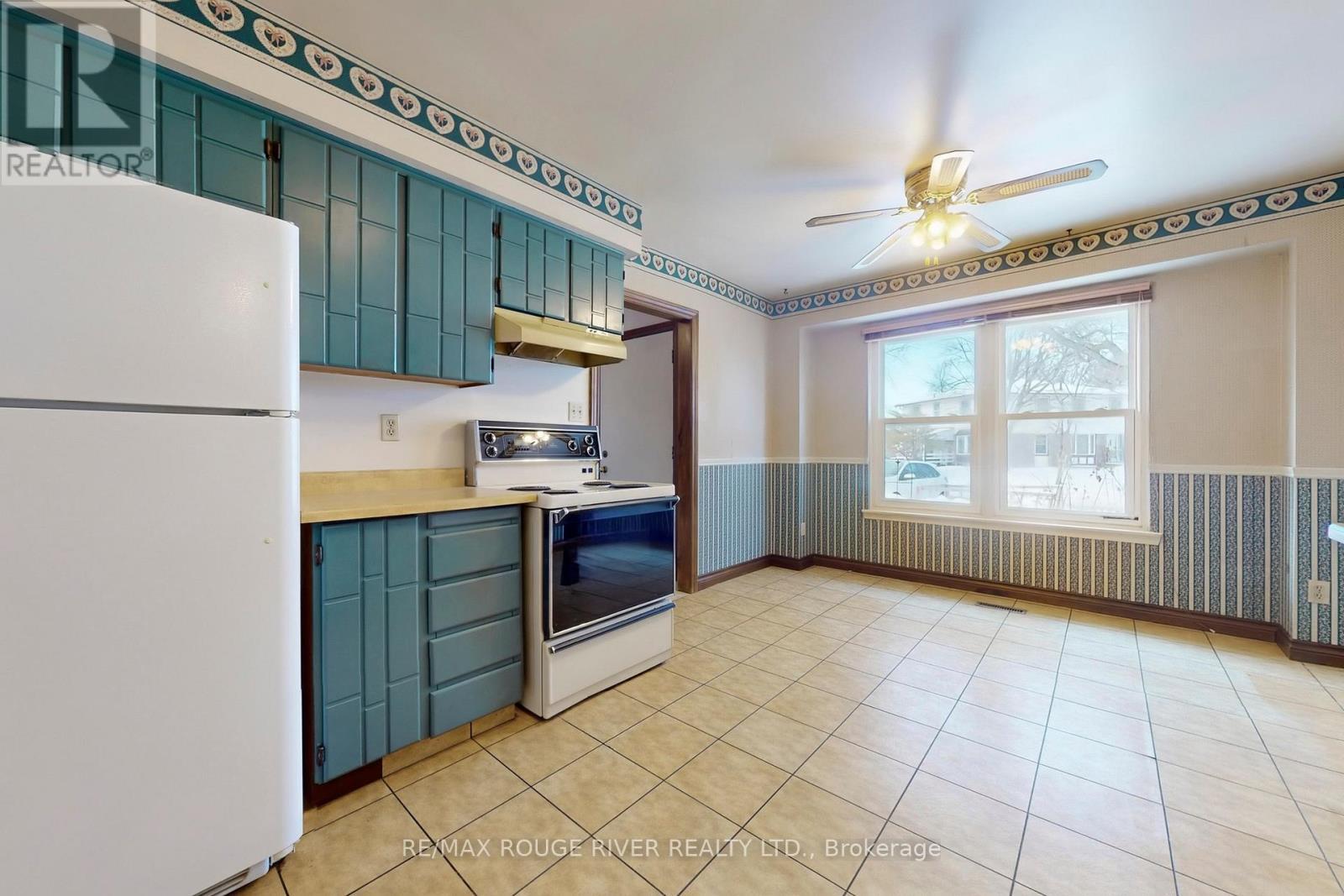 313 Rondeau Court, Oshawa, ON - Indoor Photo Showing Kitchen