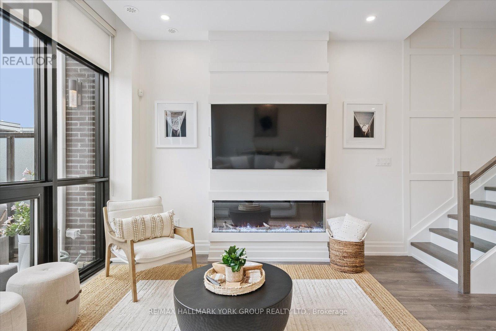 3753 Riva Avenue, Innisfil, ON - Indoor Photo Showing Living Room