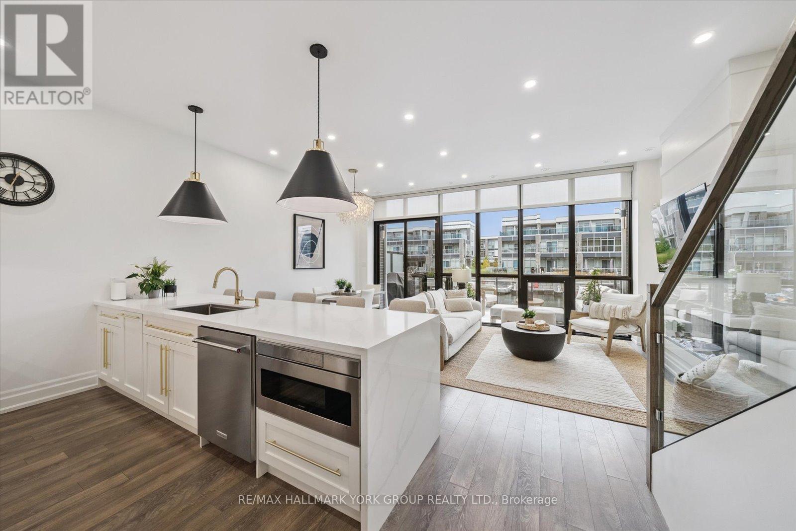 3753 Riva Avenue, Innisfil, ON - Indoor Photo Showing Kitchen With Upgraded Kitchen