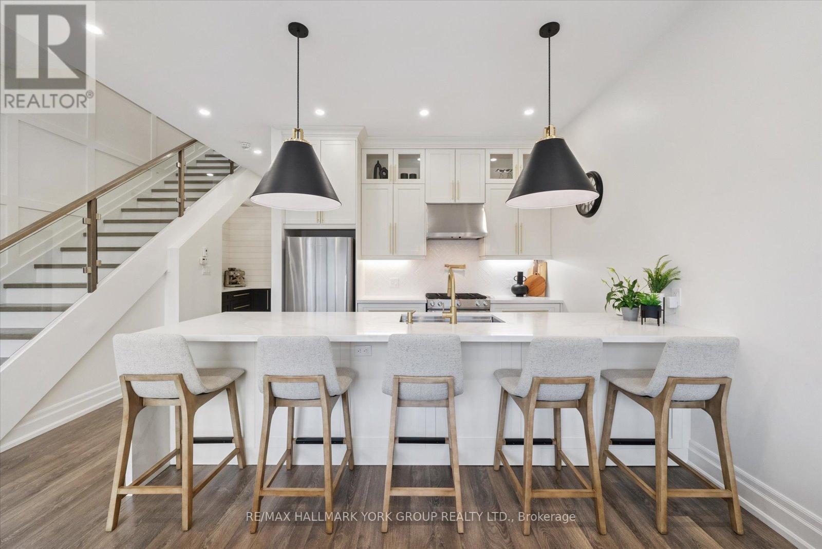 3753 Riva Avenue, Innisfil, ON - Indoor Photo Showing Kitchen With Upgraded Kitchen