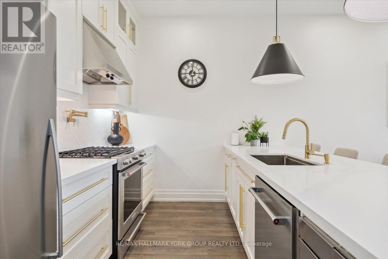 3753 Riva Avenue, Innisfil, ON - Indoor Photo Showing Kitchen With Upgraded Kitchen