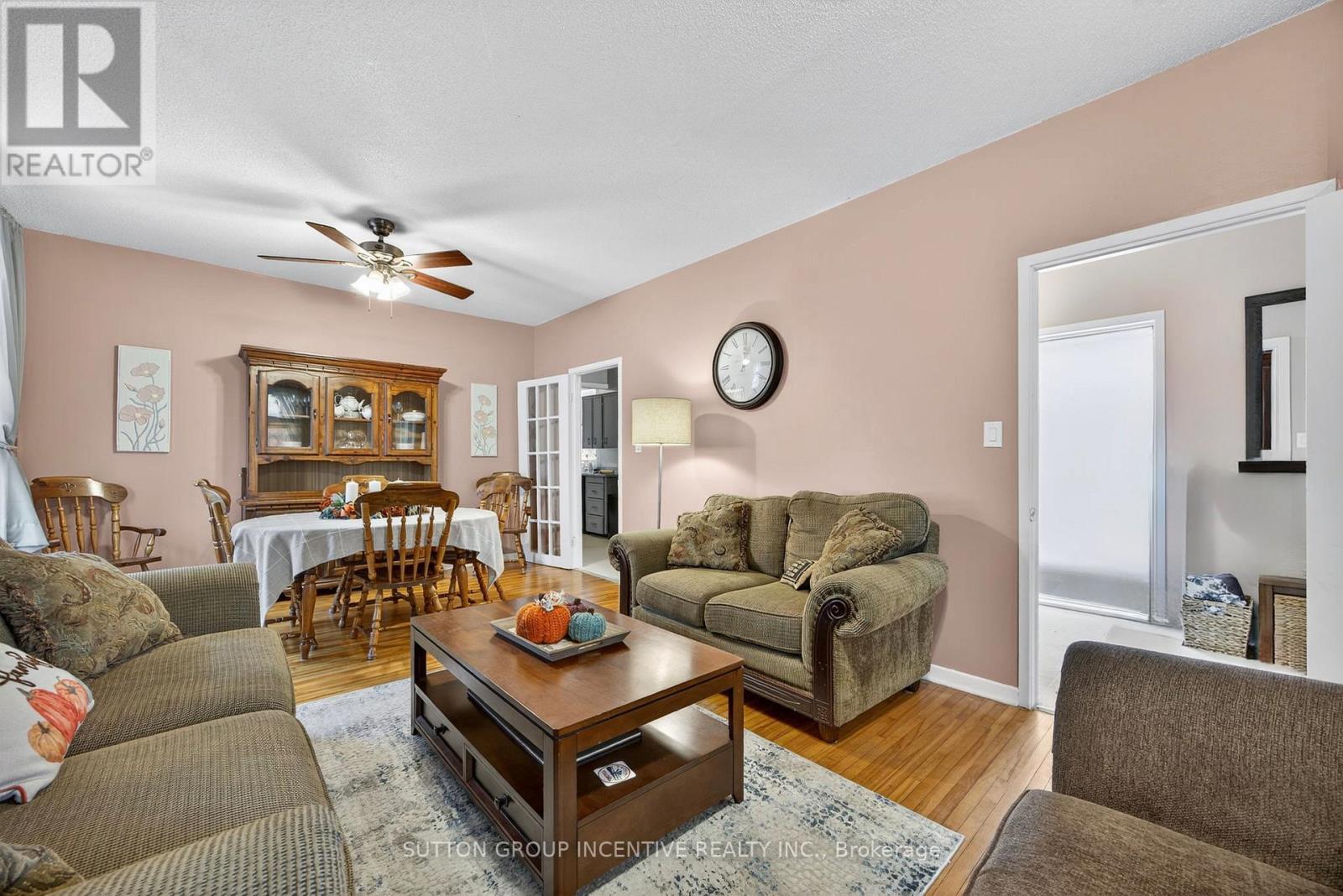 115 Mary Street, Orillia, ON - Indoor Photo Showing Living Room
