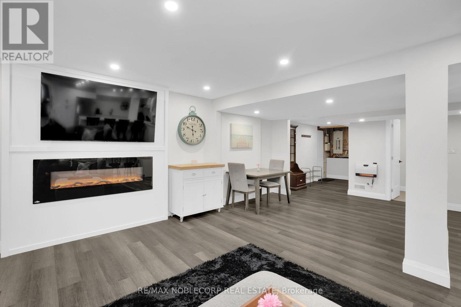 17088 Horseshoe Hill Road, Caledon, ON - Indoor Photo Showing Living Room With Fireplace
