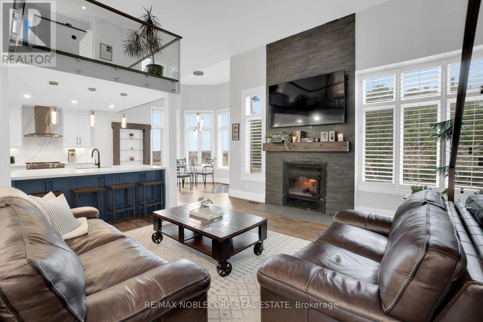 17088 Horseshoe Hill Road, Caledon, ON - Indoor Photo Showing Living Room With Fireplace