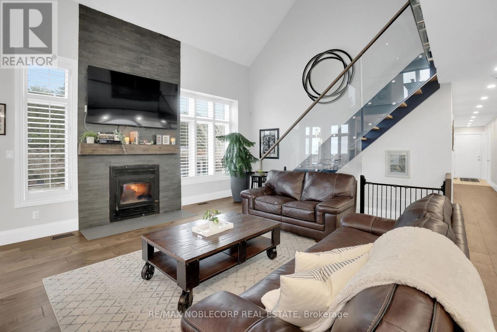 17088 Horseshoe Hill Road, Caledon, ON - Indoor Photo Showing Living Room With Fireplace