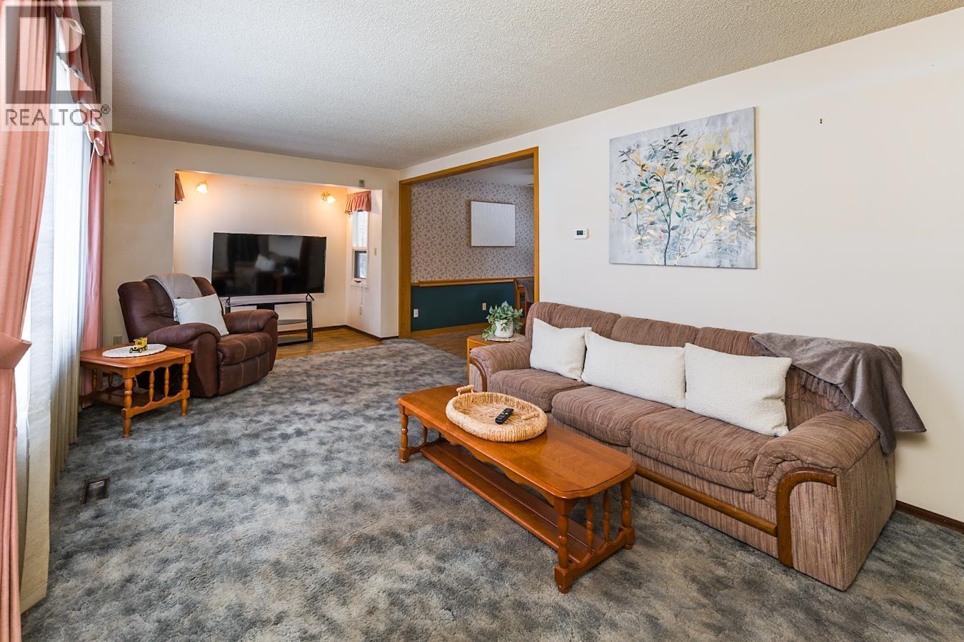 3670 Taft Place, Prince George, BC - Indoor Photo Showing Living Room