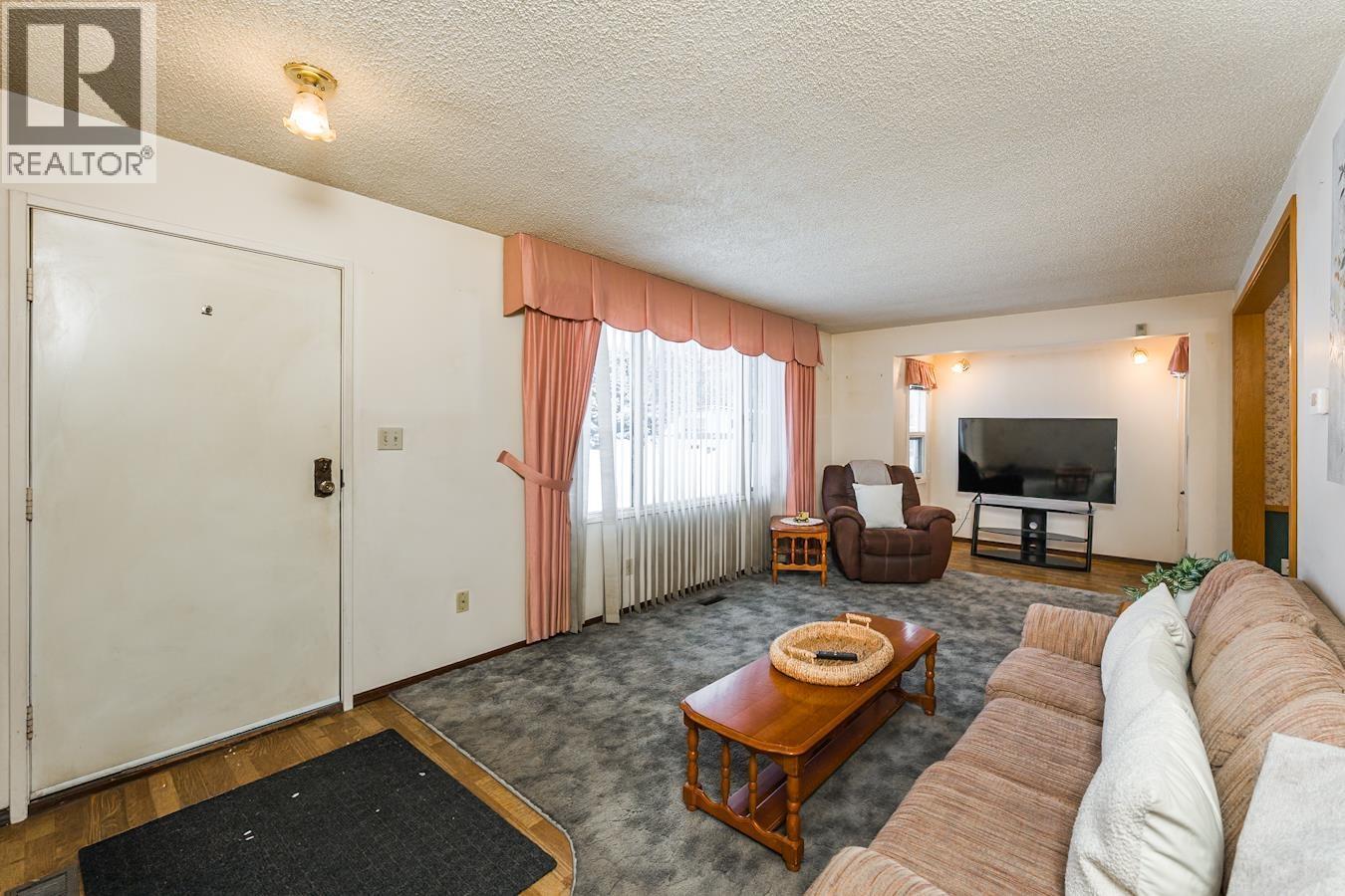 3670 Taft Place, Prince George, BC - Indoor Photo Showing Living Room