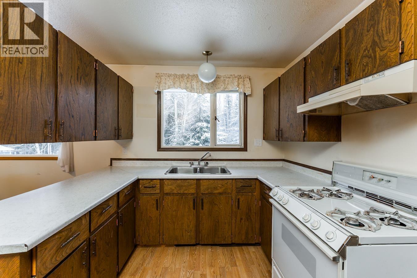 3670 Taft Place, Prince George, BC - Indoor Photo Showing Kitchen With Double Sink