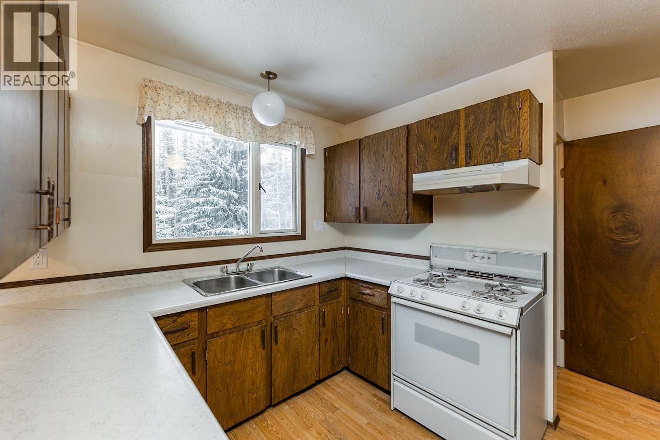 3670 Taft Place, Prince George, BC - Indoor Photo Showing Kitchen With Double Sink