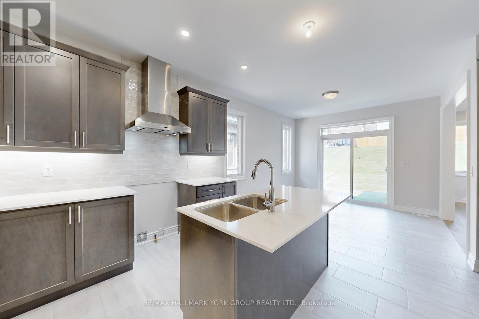 2966 Monarch Drive, Orillia, ON - Indoor Photo Showing Kitchen With Double Sink With Upgraded Kitchen