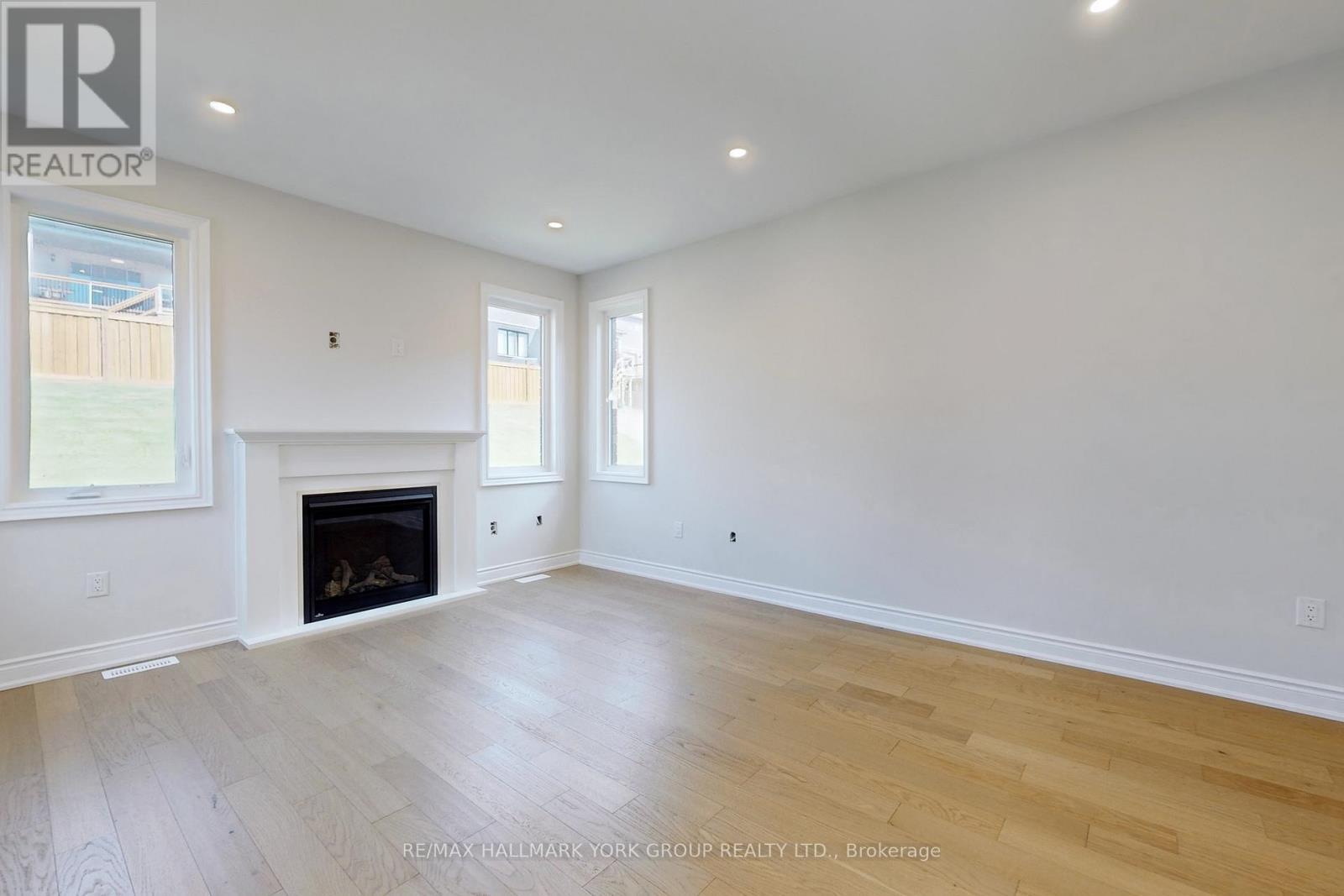 2966 Monarch Drive, Orillia, ON - Indoor Photo Showing Living Room With Fireplace