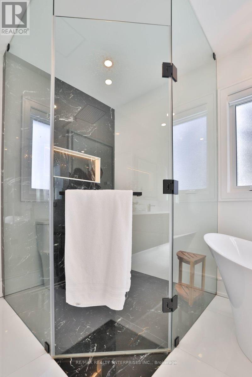 1438 Garnet Avenue, Mississauga, ON - Indoor Photo Showing Bathroom