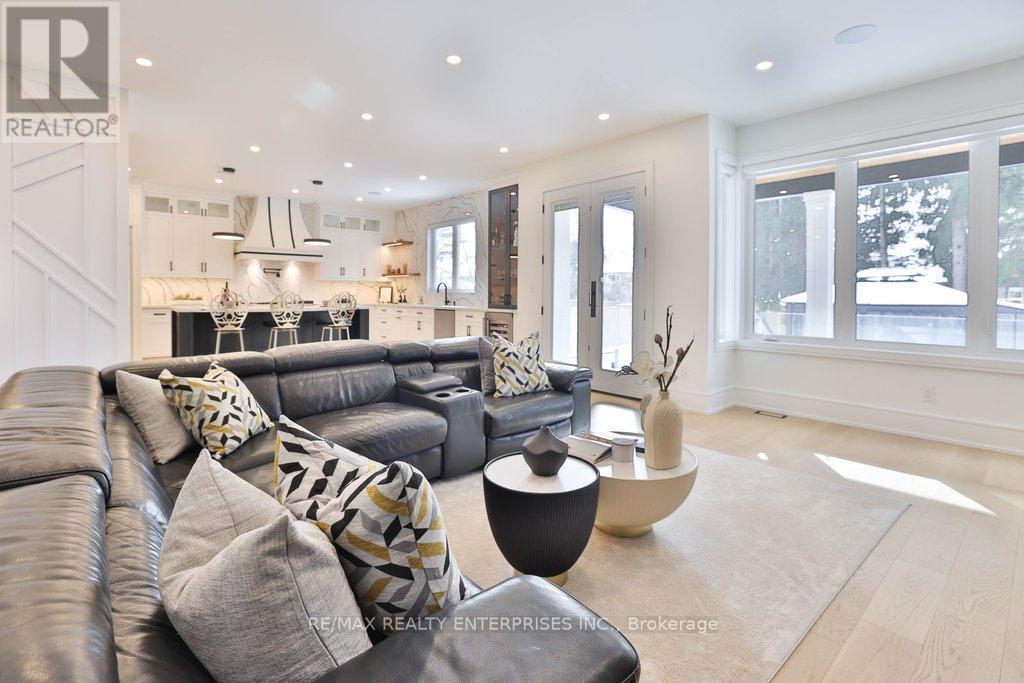 1438 Garnet Avenue, Mississauga, ON - Indoor Photo Showing Living Room