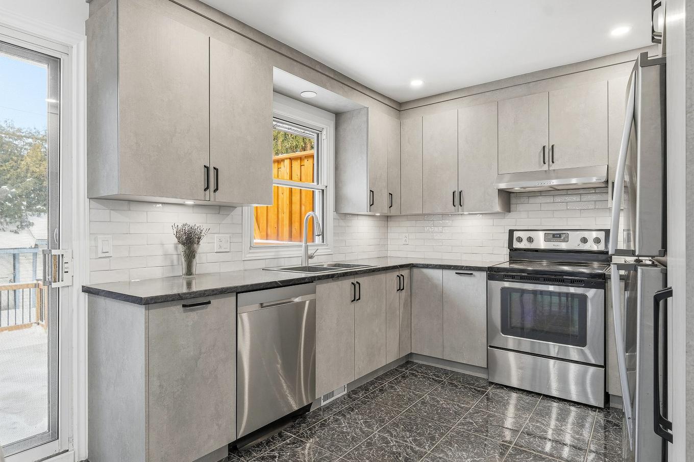 Kitchen - 542 Boul. Brassard, Chambly, QC - Indoor Photo Showing Kitchen With Upgraded Kitchen