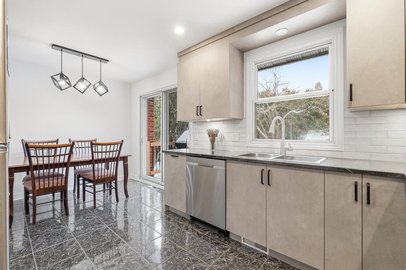 Kitchen - 542 Boul. Brassard, Chambly, QC - Indoor Photo Showing Other Room