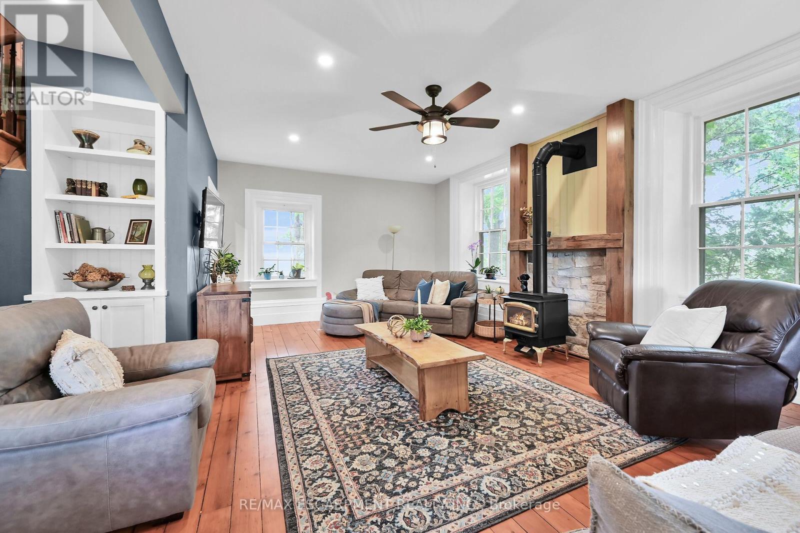 463 Concession 14 Road, Haldimand, ON - Indoor Photo Showing Living Room With Fireplace